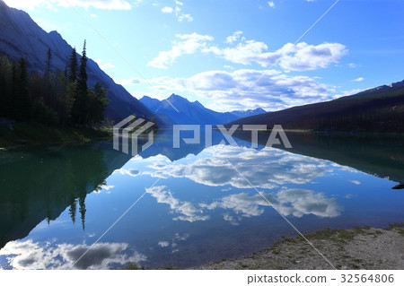 Canadian Rockies, Jasper National Park, Medicine Lake 32564806