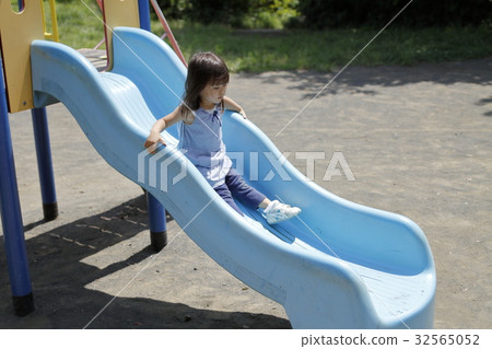 嬰兒在幻燈片上玩（2歲兒童） 32565052