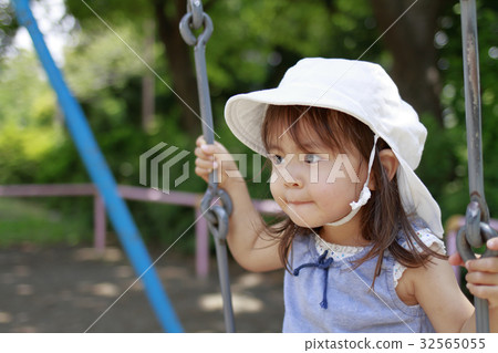 嬰兒玩鞦韆（2歲兒童） 32565055