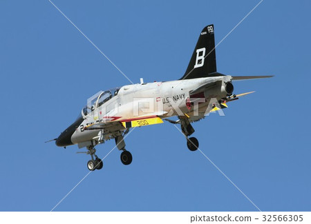美國海軍飛行噴氣式訓練機T-45C Gos Hawk旋轉和飛行加利福尼亞的藍天 美國海軍飛行噴氣式訓練機T-45C Gos Hawk旋轉和飛行加利福尼亞的藍天 32566305
