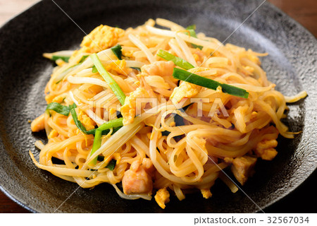 Pattayi Thai style fried noodles 32567034