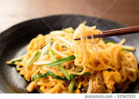 Pattayi Thai style fried noodles 32567035
