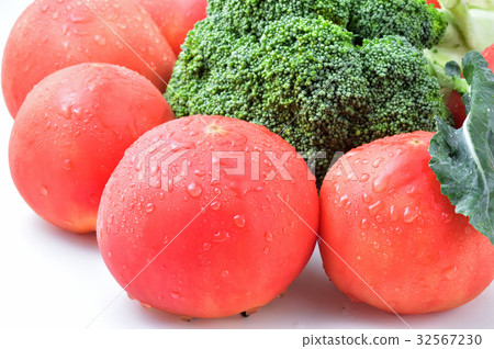 Tomatoes and broccoli 32567230