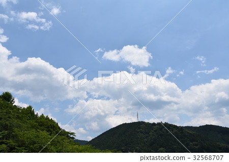 Blue sky and mountains and clouds in Haruno Town 32568707