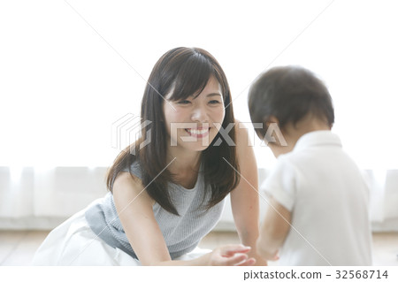 Baby and mother 32568714