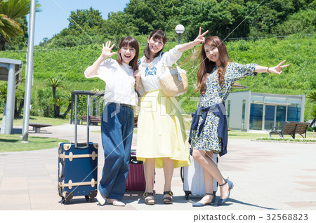 3名女孩帶著女人的旅程微笑 32568823