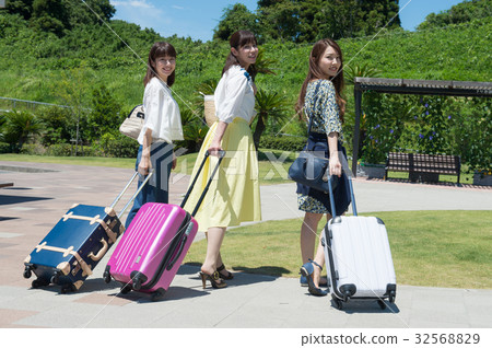 A woman pulling a girls traveling carry bag 32568829
