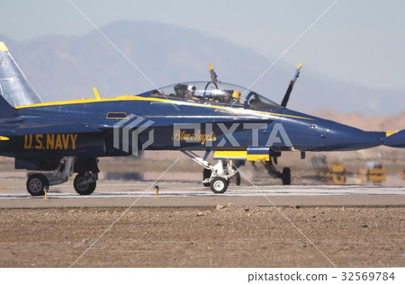 U.S. Navy Aerobatic Flight Team heading for a flight of exquisite flight, F / A-18D Hornet of Blue Angels 32569784