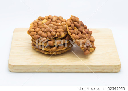 Fried sweet peanut on wooden board Fried sweet peanut on wooden board 32569953