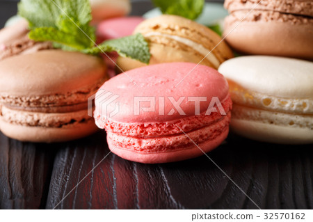 Background of colored macaroons in the assortment 32570162