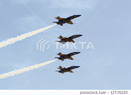 US Navy Blue Angels F / A-18 Hornet battle attack aircraft flying acrobat while smoking 32570285