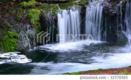 Yokotani Valley's setting mysterious hidden waterfall Yokotani Valley's setting mysterious hidden waterfall 32570565