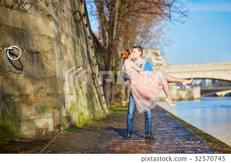 Beautiful romantic couple in Paris near the river Seine 32570745