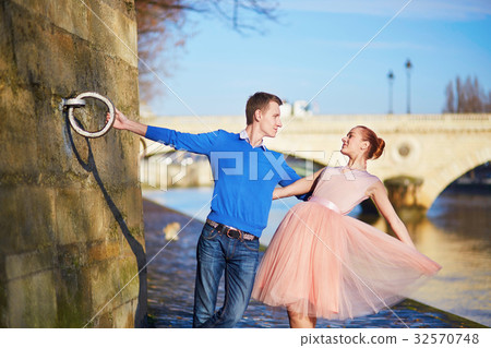 Romantic couple in Paris, France Romantic couple in Paris, France 32570748