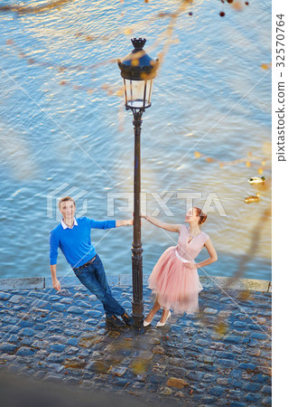Couple on the Seine embankment in Paris Couple on the Seine embankment in Paris 32570764