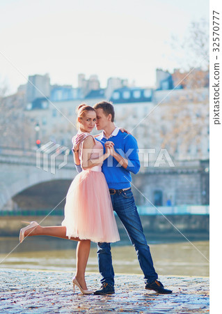 Romantic couple on the Seine embankment in Paris 32570777