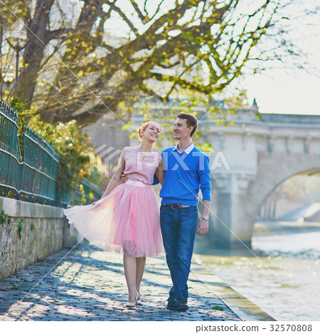 Beautiful romantic couple in Paris near the river Seine Beautiful romantic couple in Paris near the river Seine 32570808