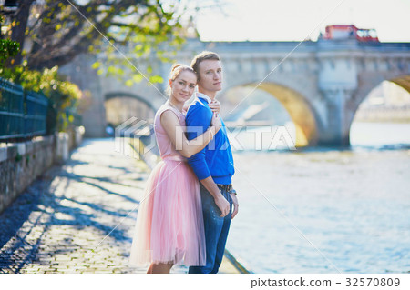 Romantic couple on the Seine embankment in Paris Romantic couple on the Seine embankment in Paris 32570809
