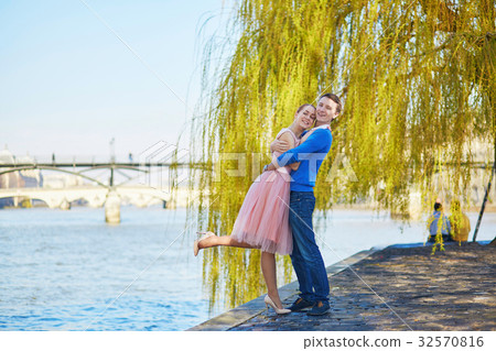 Romantic couple on the Seine embankment in Paris Romantic couple on the Seine embankment in Paris 32570816