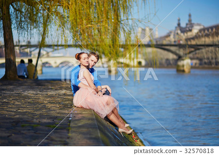 Romantic couple on the Seine embankment in Paris 32570818