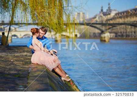 Romantic couple on the Seine embankment in Paris 32570833