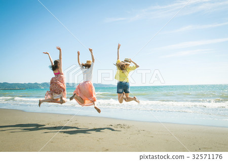 Ladies travel Ocean young lady 32571176