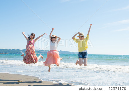 Ladies travel Ocean young lady Ladies travel Ocean young lady 32571178