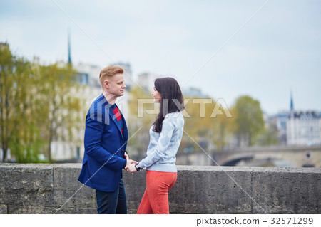 Romantic couple in Paris near the Seine Romantic couple in Paris near the Seine 32571299