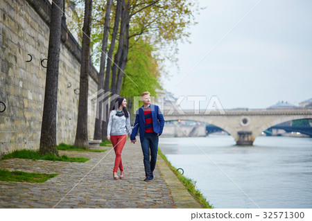 Romantic couple in Paris near the Seine 32571300