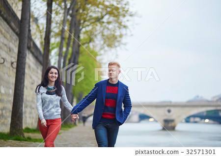 Romantic couple in Paris near the Seine Romantic couple in Paris near the Seine 32571301