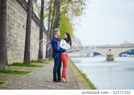 Romantic couple in Paris near the Seine Romantic couple in Paris near the Seine 32571302