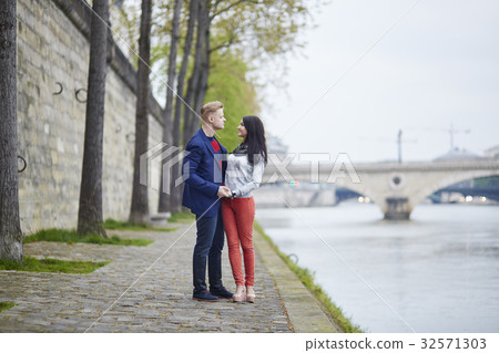 Romantic couple in Paris near the Seine Romantic couple in Paris near the Seine 32571303
