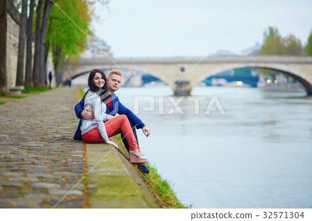 Romantic couple in Paris near the Seine Romantic couple in Paris near the Seine 32571304