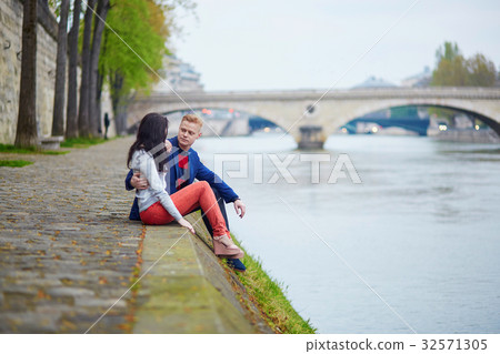 Romantic couple in Paris near the Seine Romantic couple in Paris near the Seine 32571305