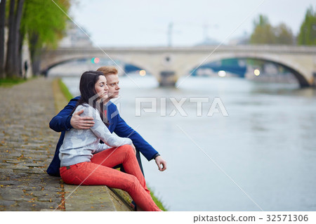 Romantic couple in Paris near the Seine Romantic couple in Paris near the Seine 32571306