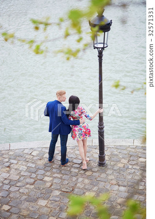 Romantic couple in Paris near the Seine 32571331