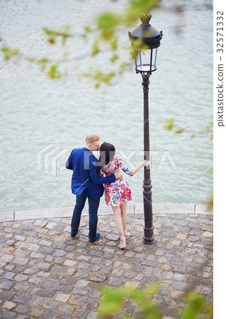 Romantic couple in Paris near the Seine 32571332