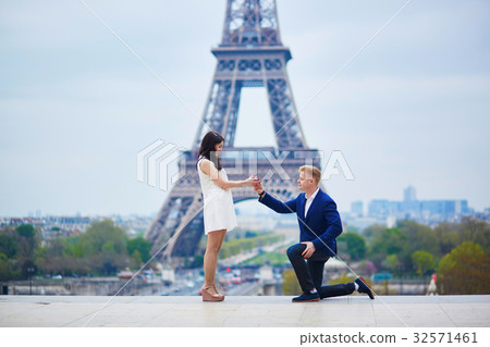 Romantic engagement in Paris Romantic engagement in Paris 32571461