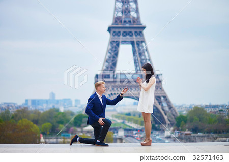 Romantic engagement in Paris 32571463