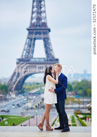 Romantic couple in Paris near the Eiffel tower 32571479