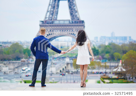 Happy romantic couple in Paris Happy romantic couple in Paris 32571495