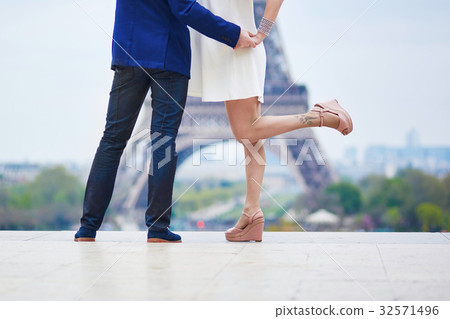 Happy romantic couple in Paris 32571496