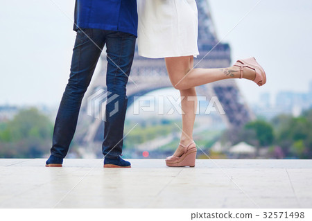 Romantic couple in Paris near the Eiffel tower 32571498