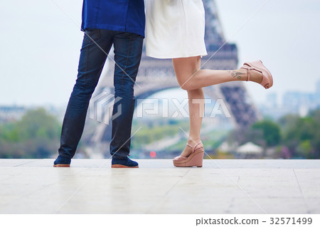 Happy romantic couple in Paris 32571499