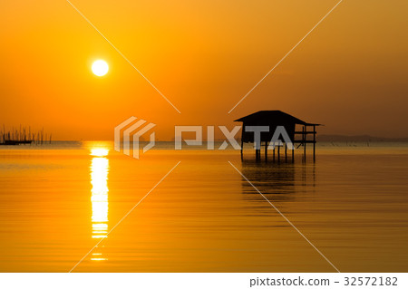 Home stay with Sunset sky on the lake 32572182
