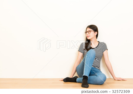Thoughtful young girl thinks her future Thoughtful young girl thinks her future 32572309