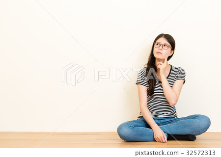 female smiling looking up thinking female smiling looking up thinking 32572313