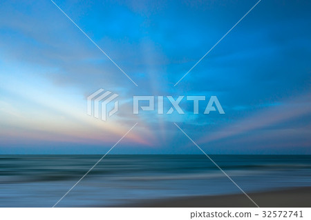 Seascape with sun beams at sunset 32572741