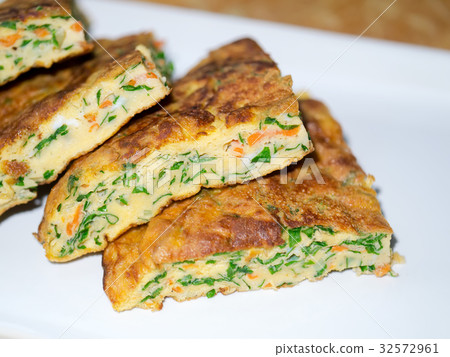 omelet with vegetables 32572961