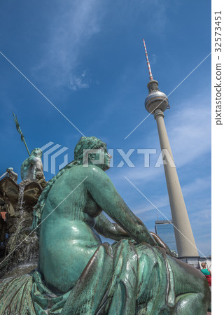 Neptune fountain and TV Tower at Alexanderplatz  32573451